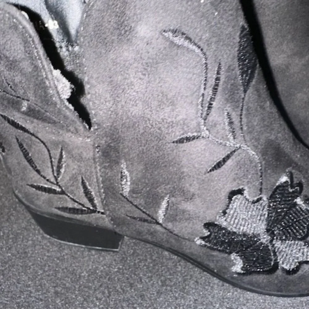 Black Embroidery Block Heel Bootie   7914 - Picture 3 of 9